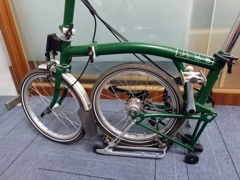 BROMPTONにチタン製の軽量キックスタンドを取り付ける ｜ 自転車パーツの海外通販情報局